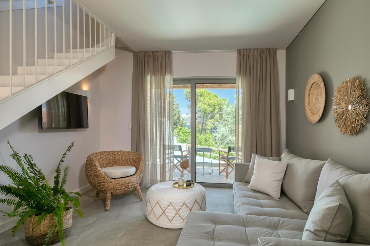 Suite Émeraude avec Piscine Privée - Vue Latérale sur Mer