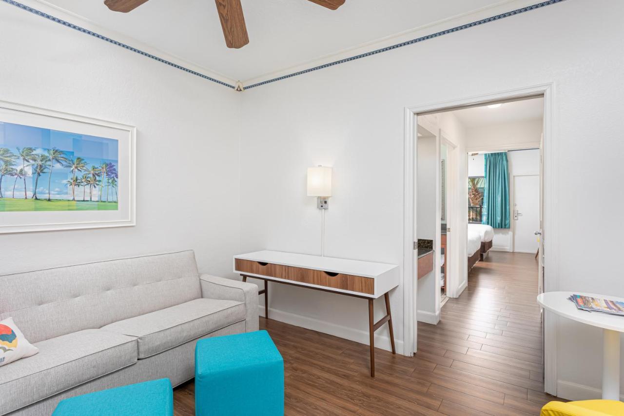 Queen Suite with Pool View