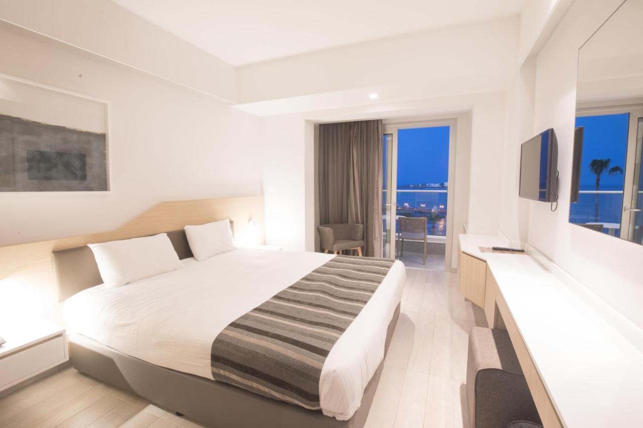 Double or Twin Room Sea View