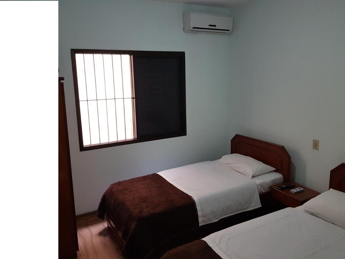 Quarto Econômico com 2 Camas de Solteiro