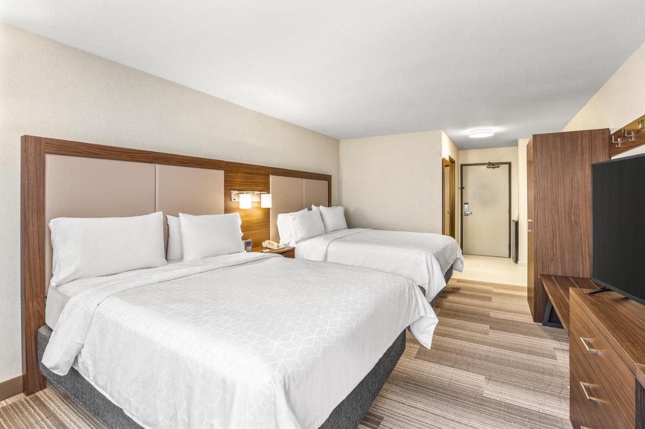 Queen Room with Two Queen Beds - Disability Access Hearing Accessible - Roll-In Shower