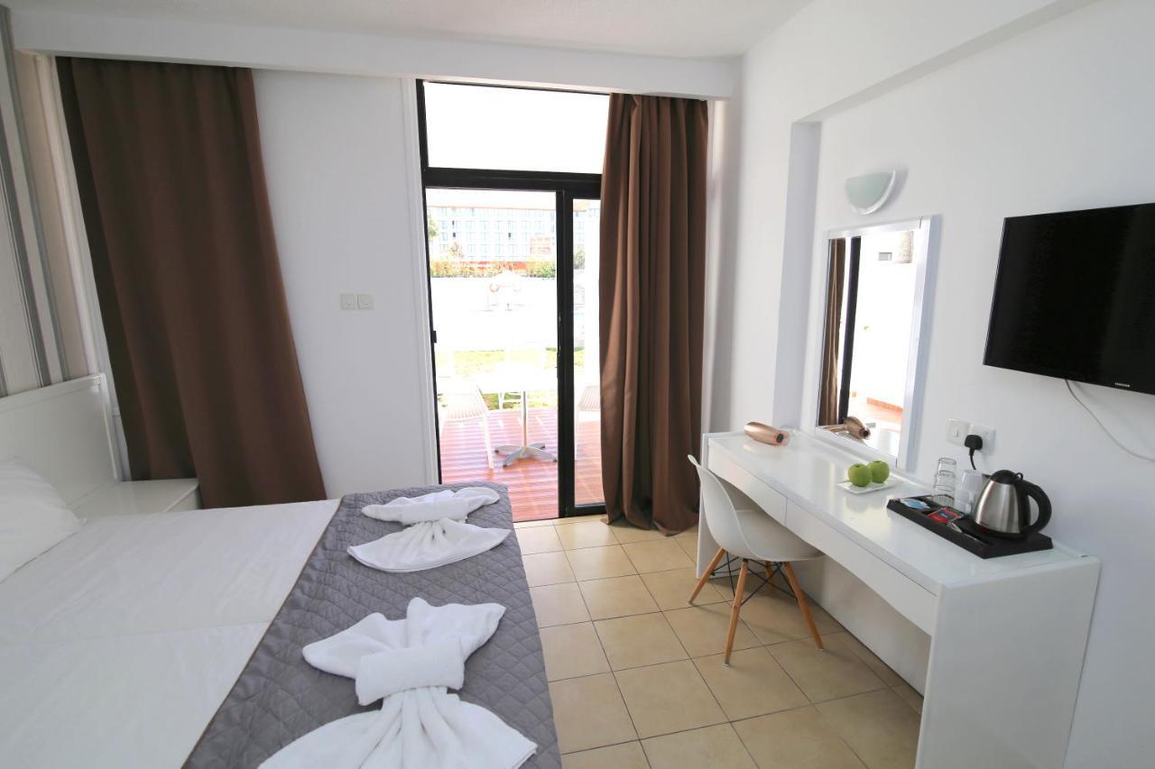 Double or Twin Room Easy Pool Access