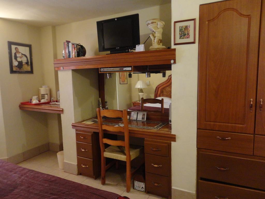 Habitación con cama extragrande.