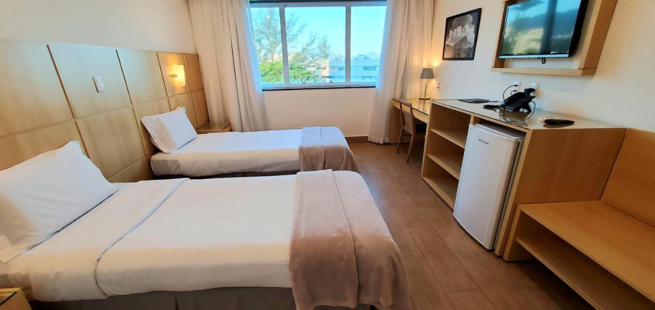 Quarto com 2 Camas de Solteiro e Vista Parcial do Mar