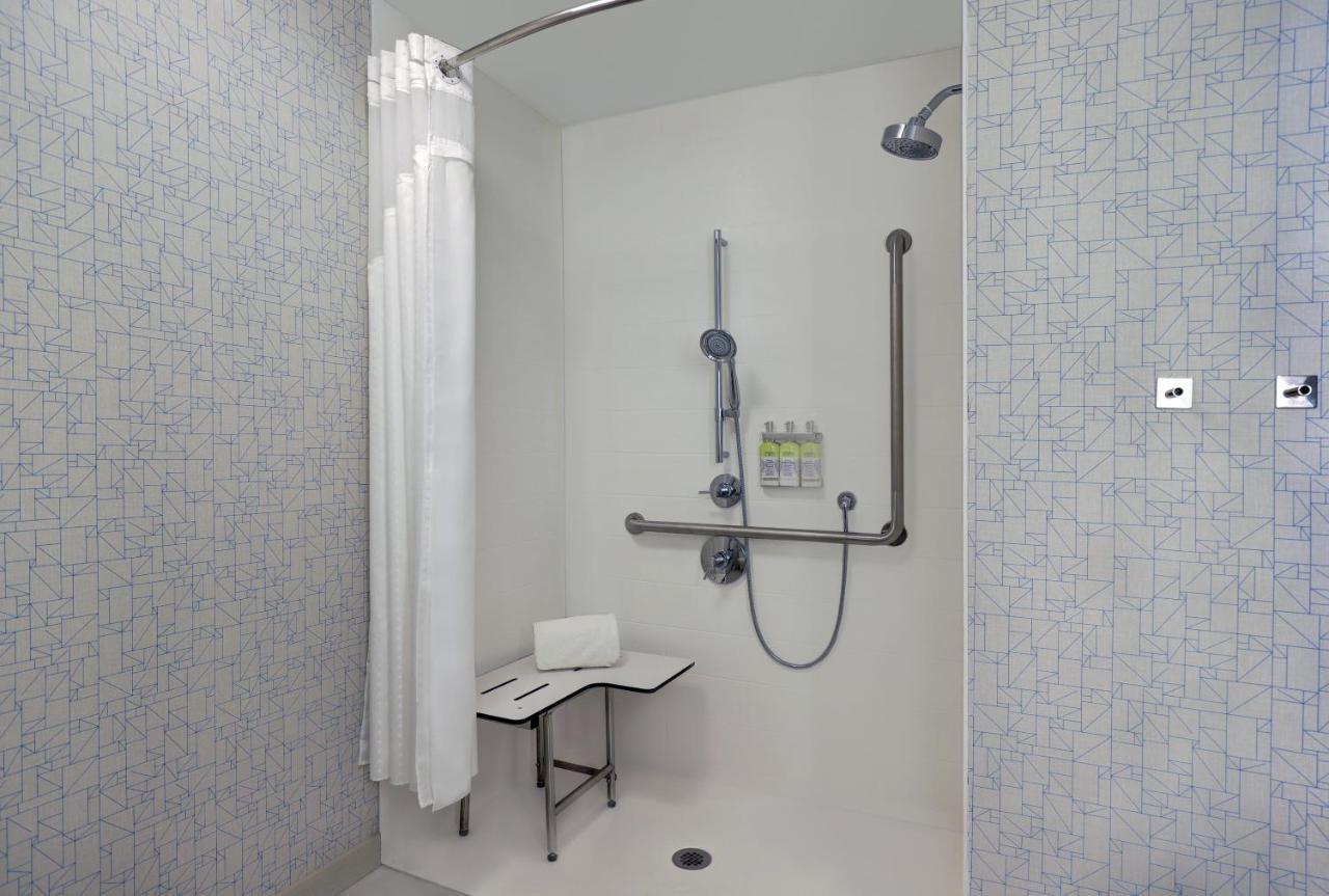 King Room Roll Shower Non-Smoking