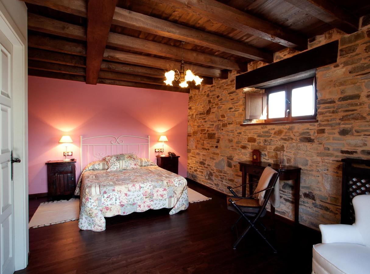Habitación con cama grande y bañera de hidromasaje