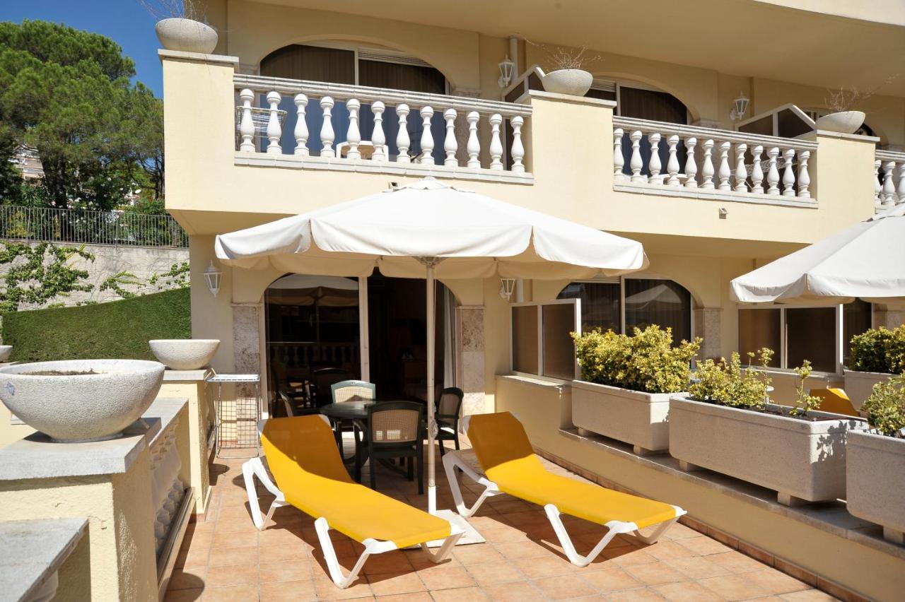 Tweepersoonskamer met 2 Aparte Bedden en een Terras