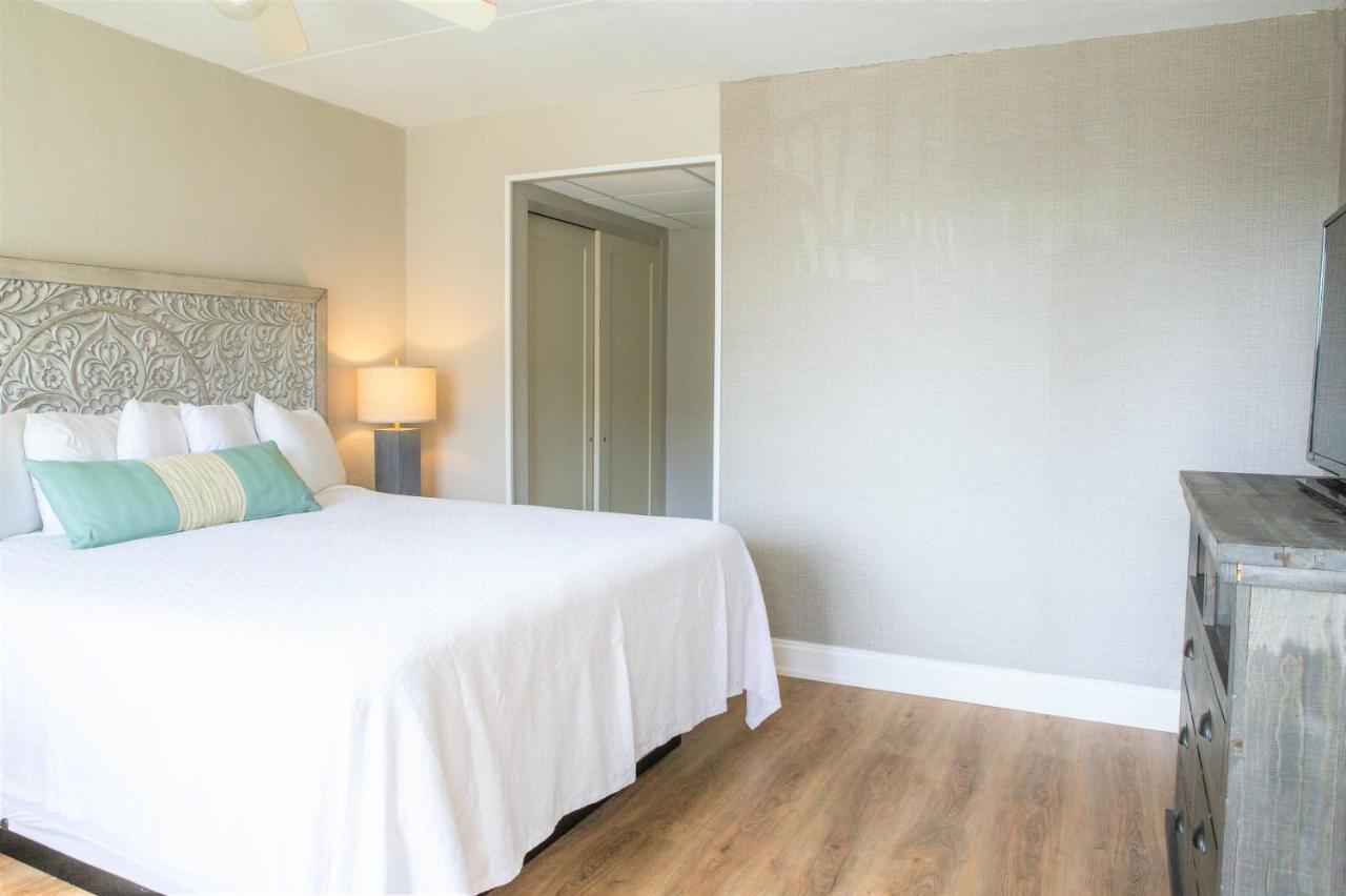 Type GF1K First Floor Poolside Motel Room King Bed