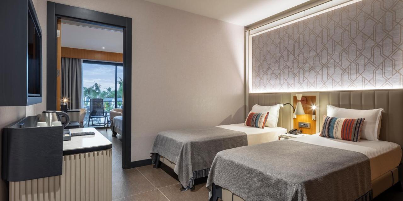 Chambre Familiale avec Accès Direct à la Piscine