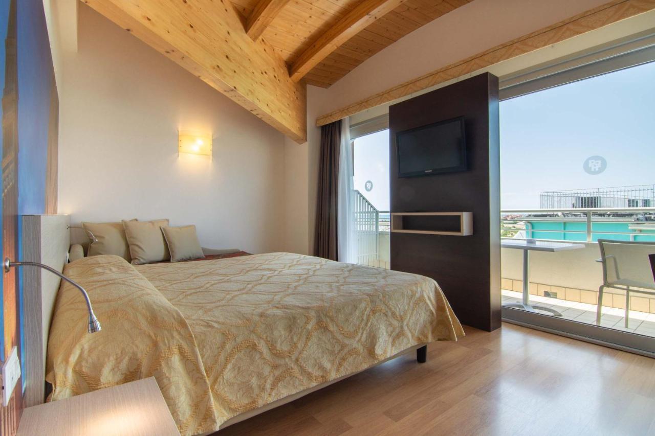 Deluxe Double Room Side Sea View