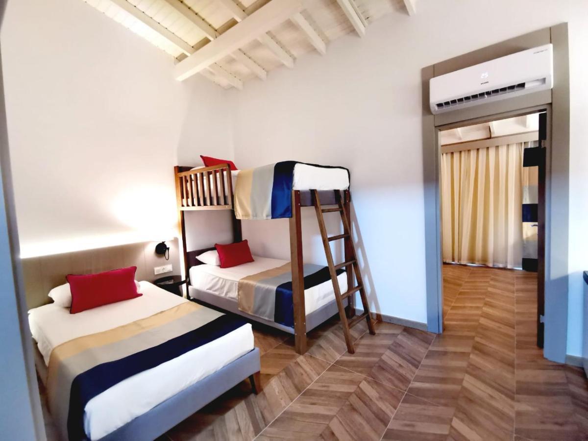 Familiekamer met Stapelbed (3 Volwassenen + 2 Kinderen)