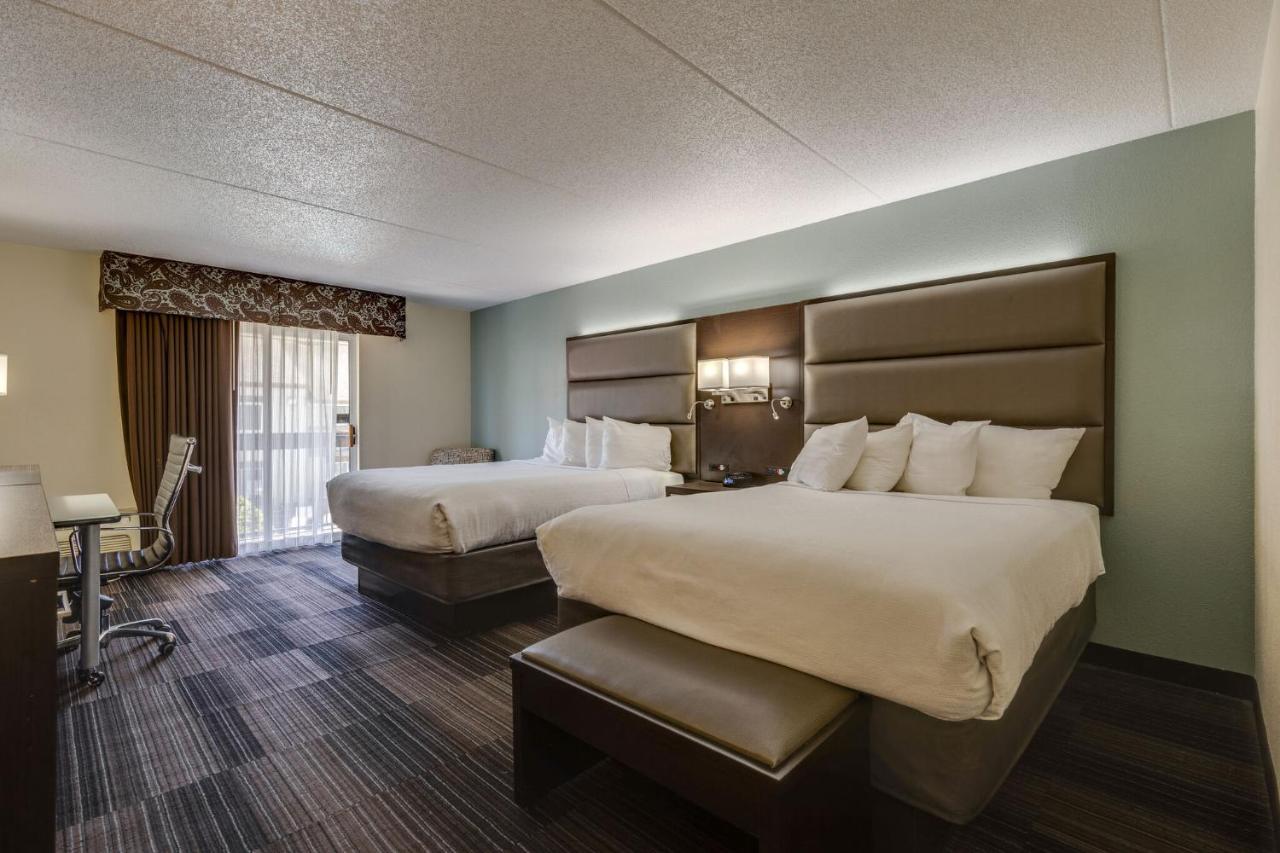 Two Queen Beds with Balcony/Patio (Complimentary Happy Hour M-Sa)