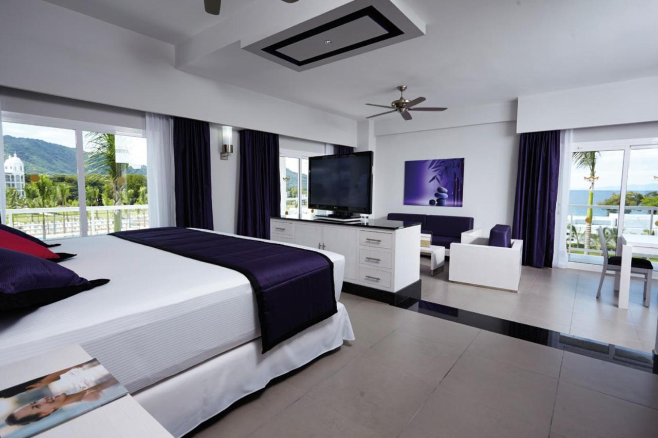 Suite con bañera de hidromasaje y vistas al océano