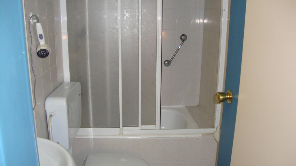 King Room with Roll-In Shower - Mobility Accessible