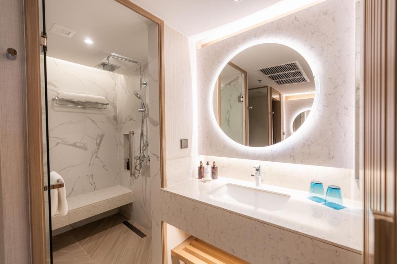 Premium Kamer met Kingsize Bed en Balkon - Uitzicht op het Zwembad