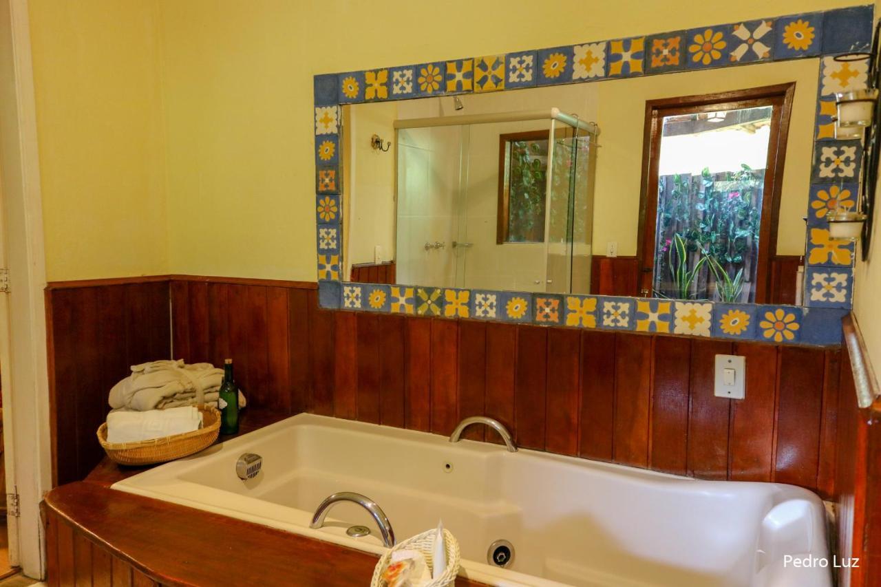 Suíte com Cama King-size e Banheira de Hidromassagem