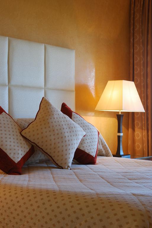 Camera Superior con Letto Queen-Size o 2 Letti Singoli e Vista Piscina