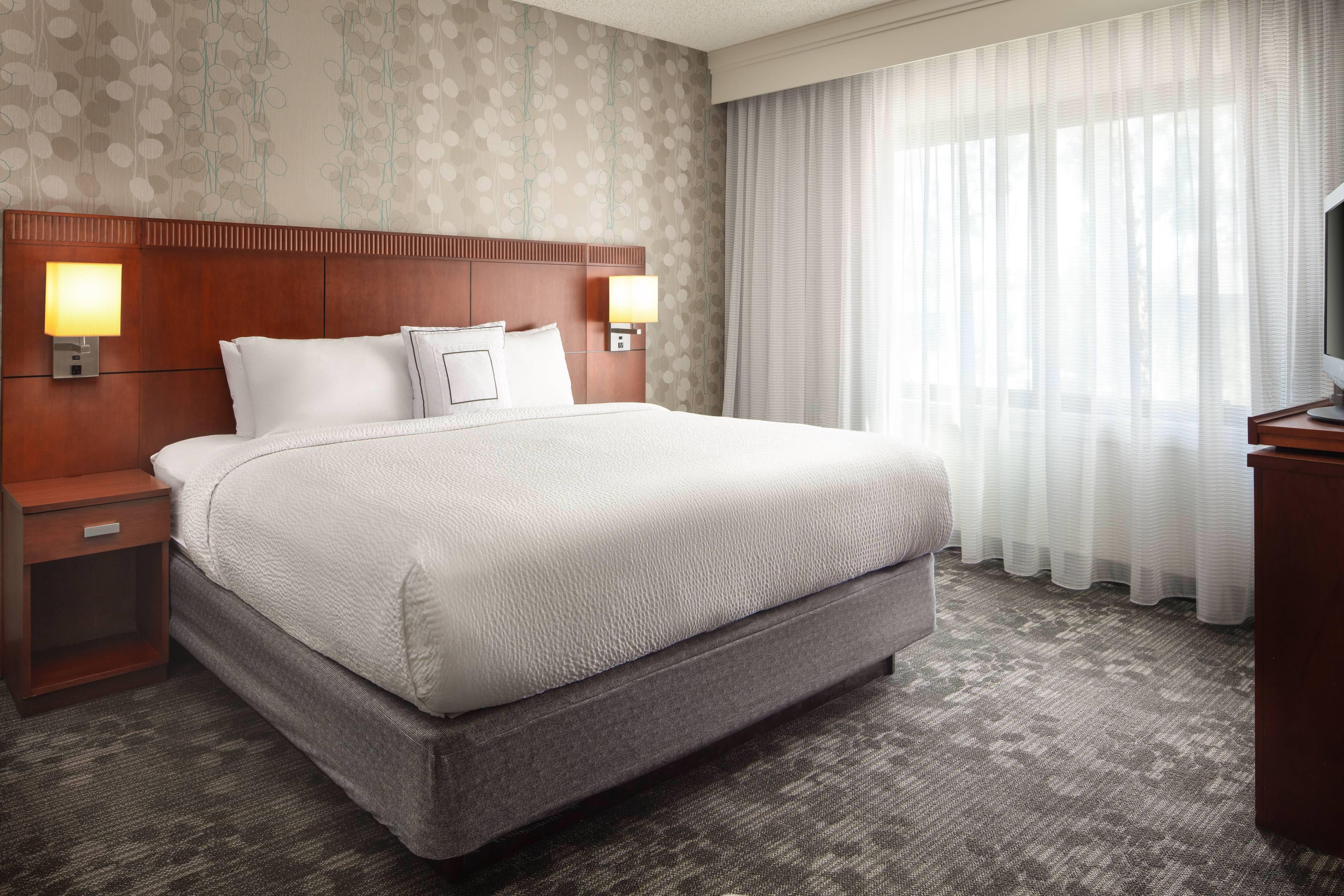 Guestroom King with Roll-In Shower - Mobility Accessible