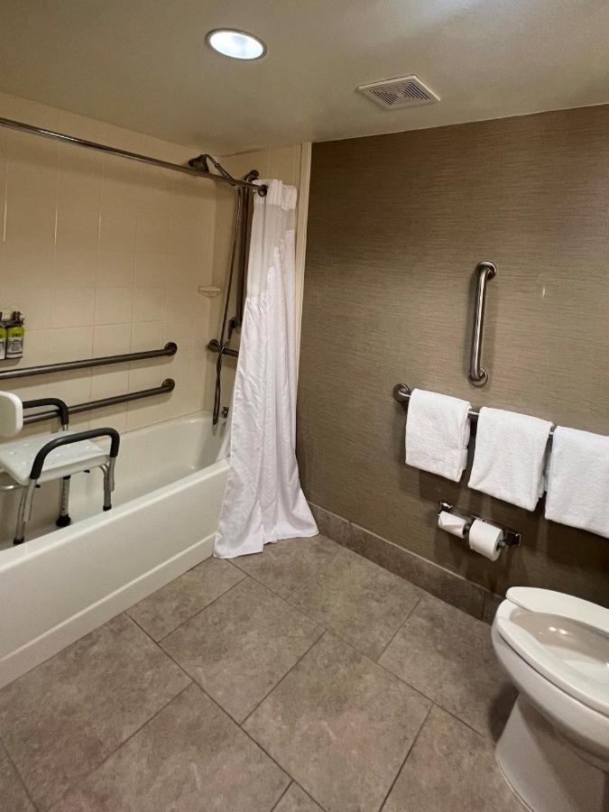 Standard Queen Room with Two Queen Beds and Mobility Accessible Tub