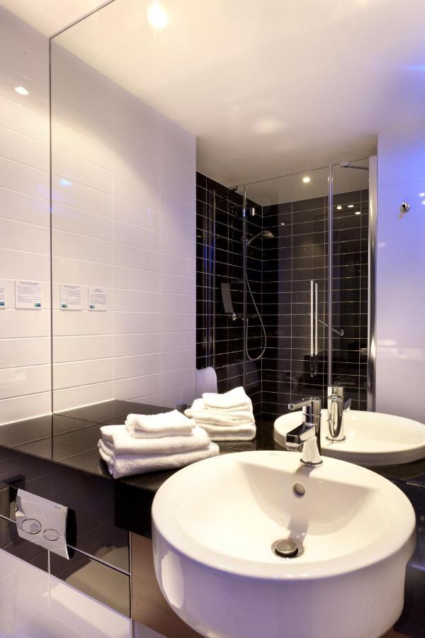 Standard Twin Room with Two Twin Beds and Garden View