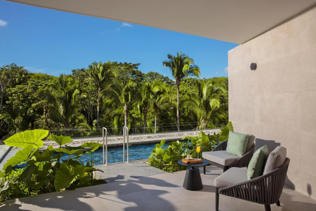 Suite Junior Swim Out con 2 camas grandes y vistas tropicales
