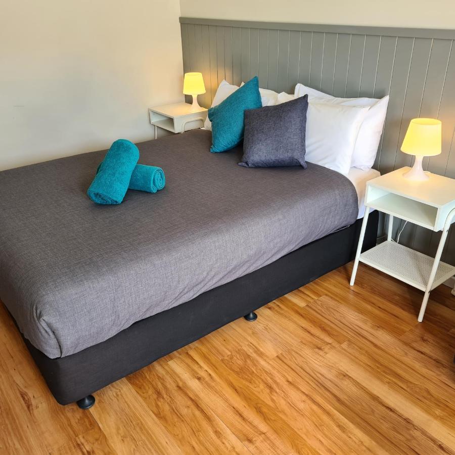Quarto com Cama Queen-size e Cozinha Compacta