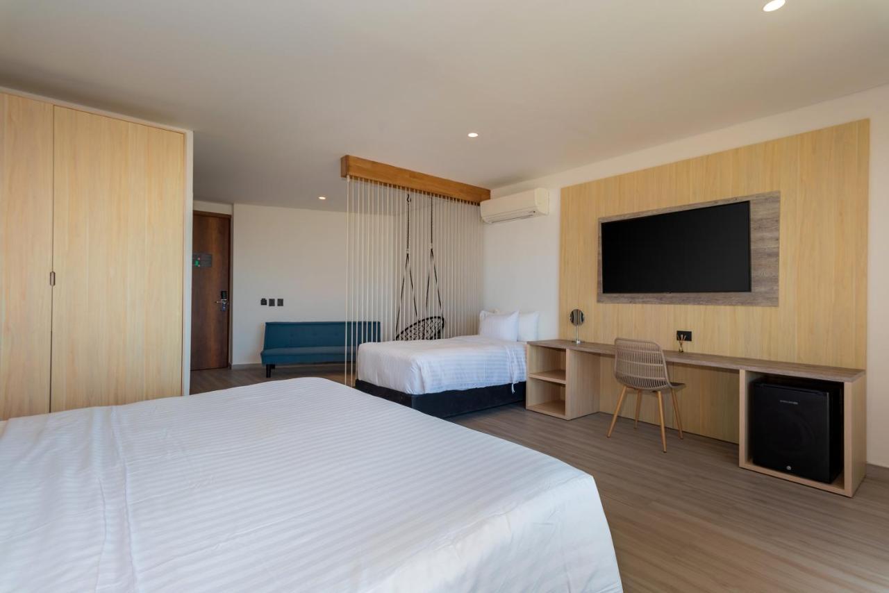 Suite con cama grande y balcón