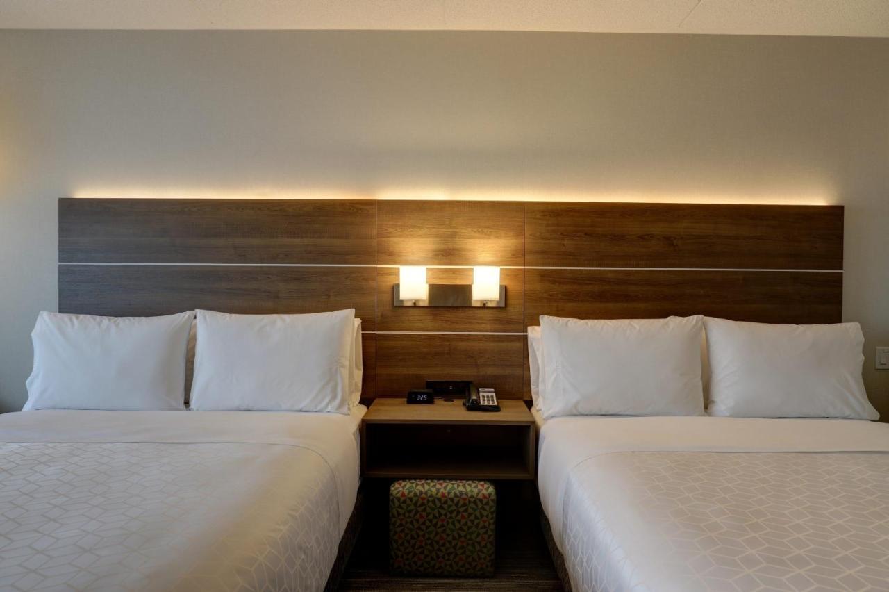Standard Queen Room Two Queen Beds