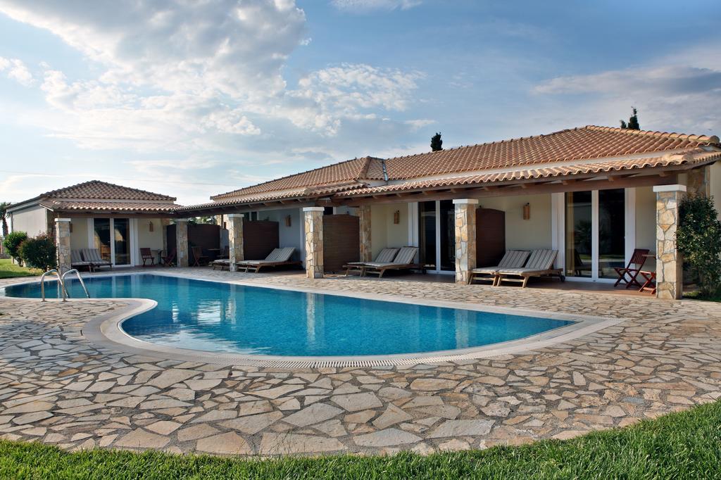 Deluxe Bungalow mit Pool zur Gemeinschaftsnutzung (3 Erwachsene)