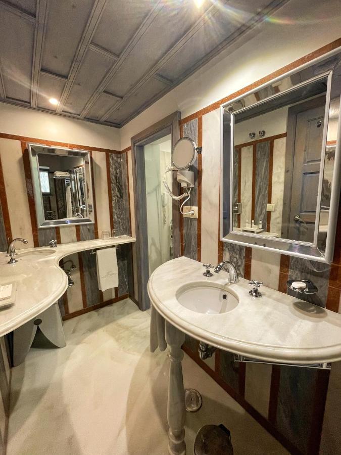 Classic Double or Twin Spa Bath
