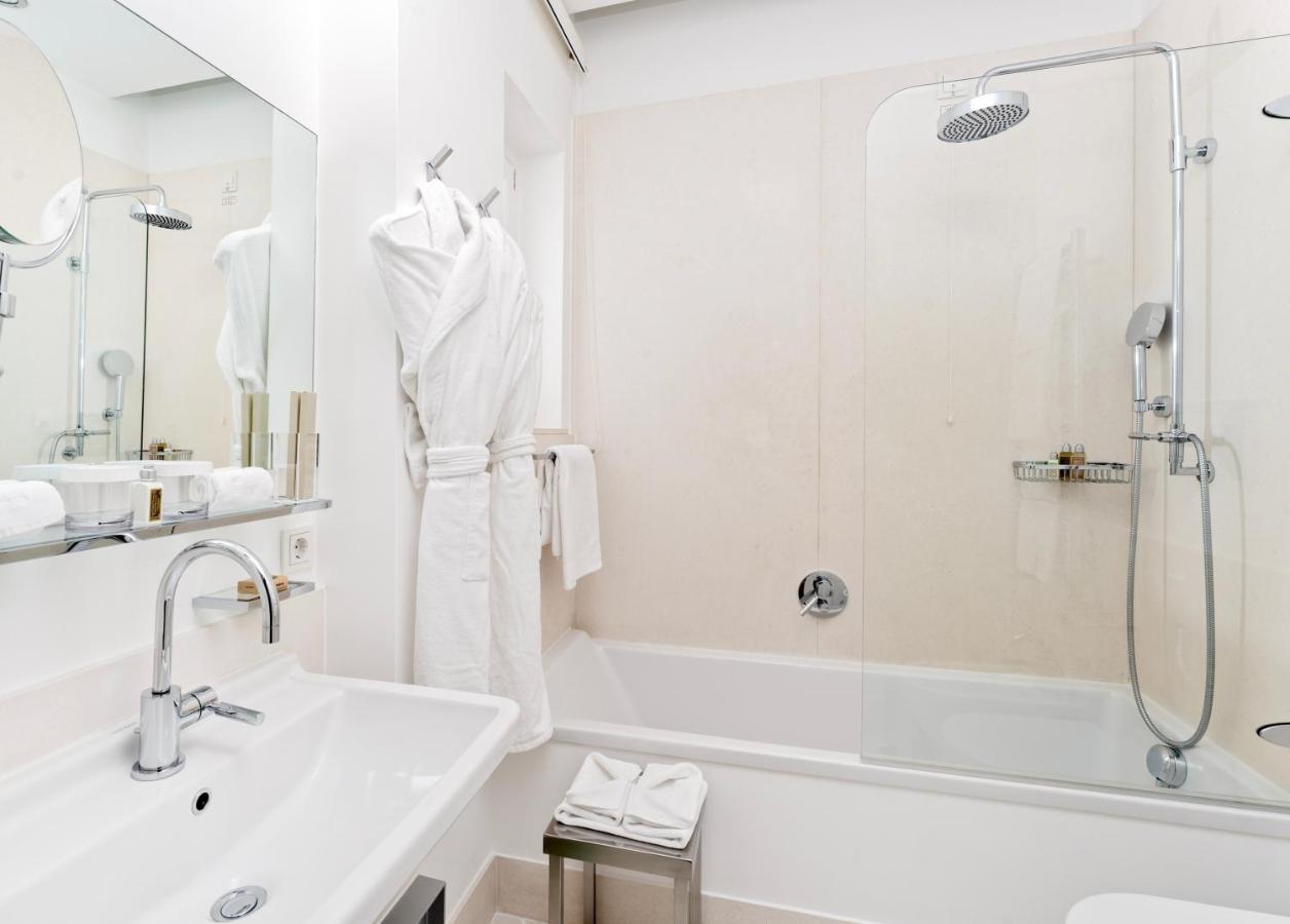 Classic Double or Twin Room Partial Sea View,1442764954:JPEG