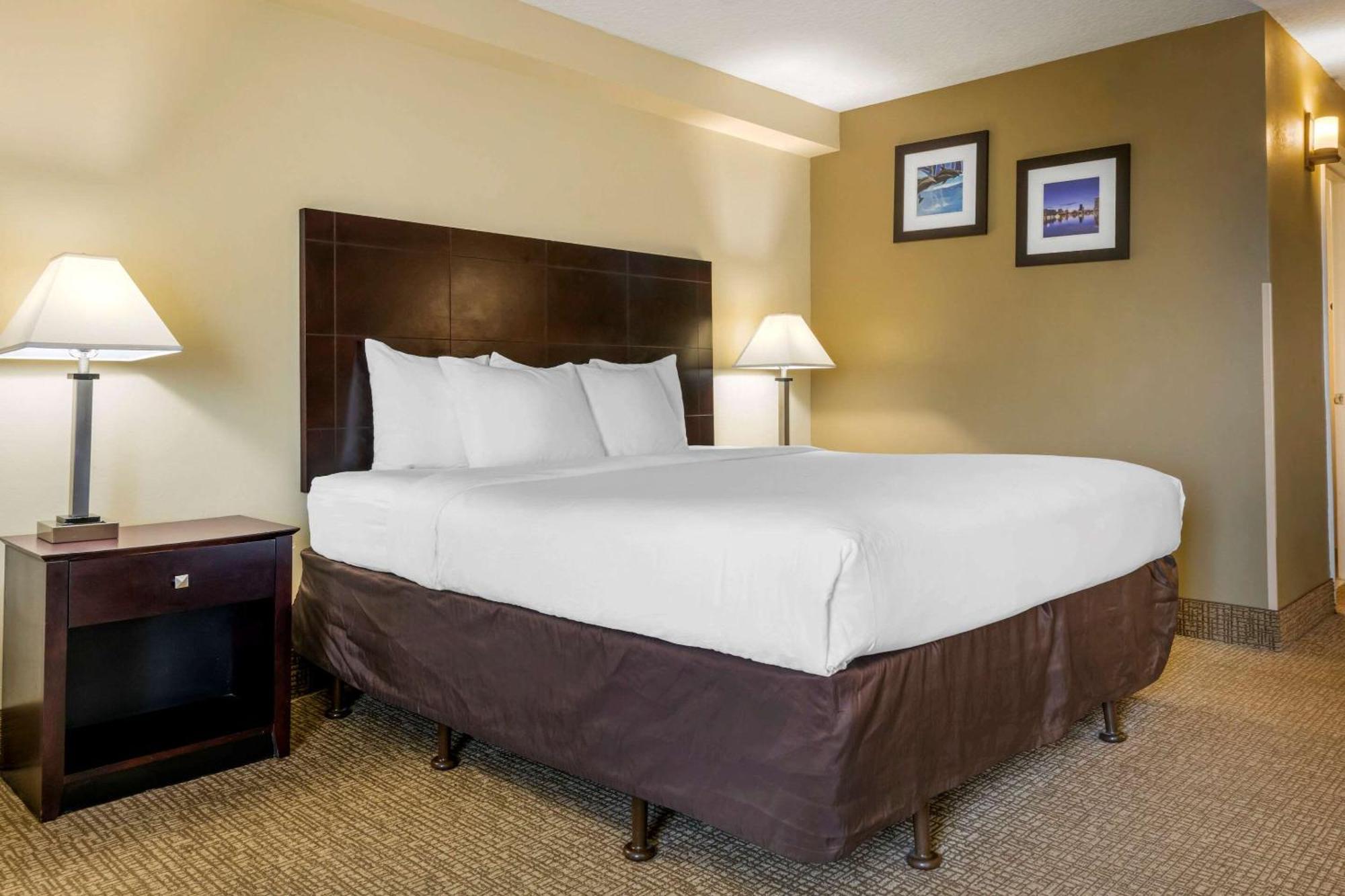 Quarto com Cama King-size e Sofá-cama