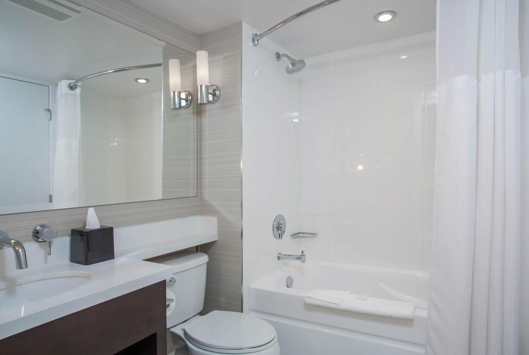 Standard Suite, 1 King Bed, Kitchen, Park View