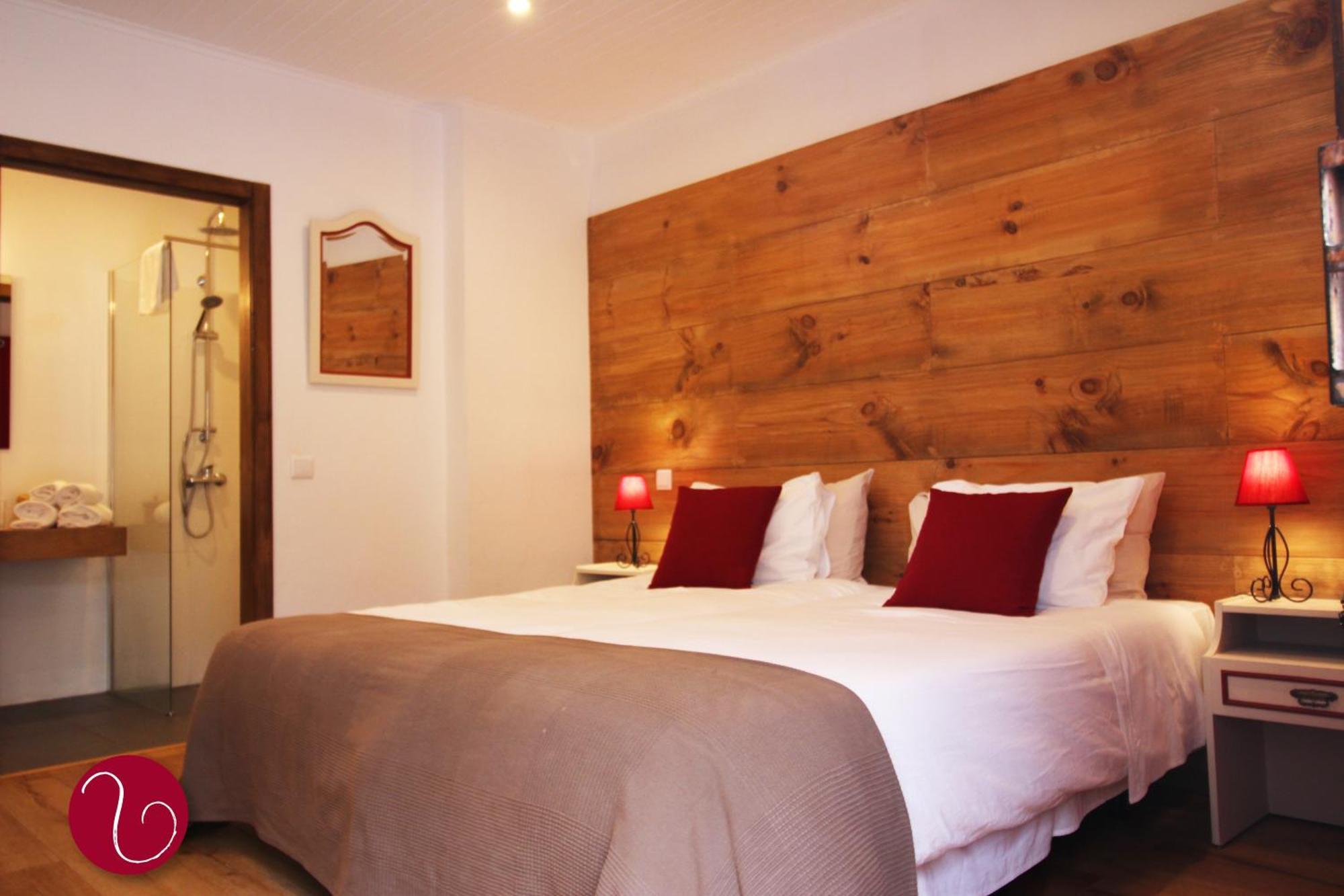 Quarto com Cama de Casal ou 2 de Solteiro