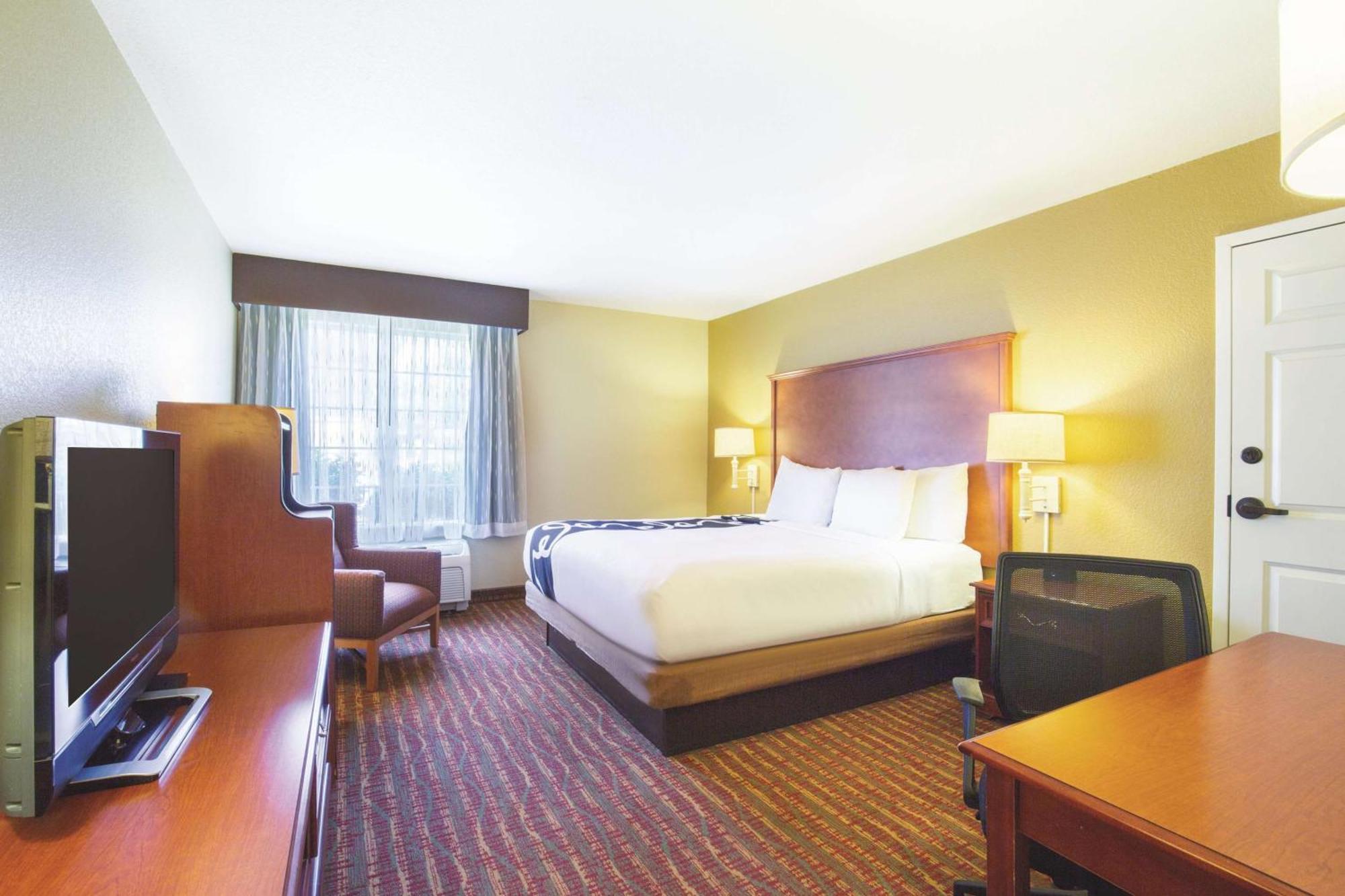 King Room Bath Tub Grab Bars Mobility Accessible or Non-Smoking,1218647644:JPEG