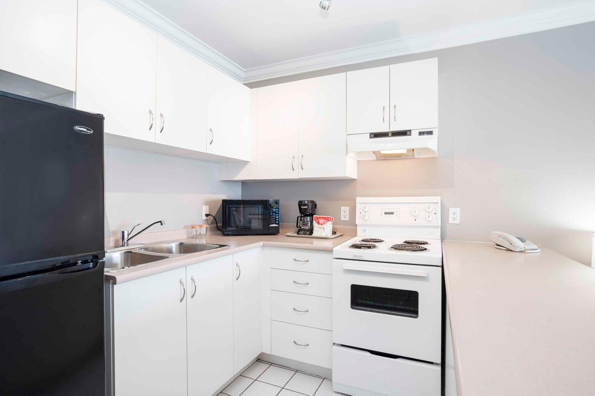 Studio Suite, 1 Queen Bed, Sofa Bed, Kitchen