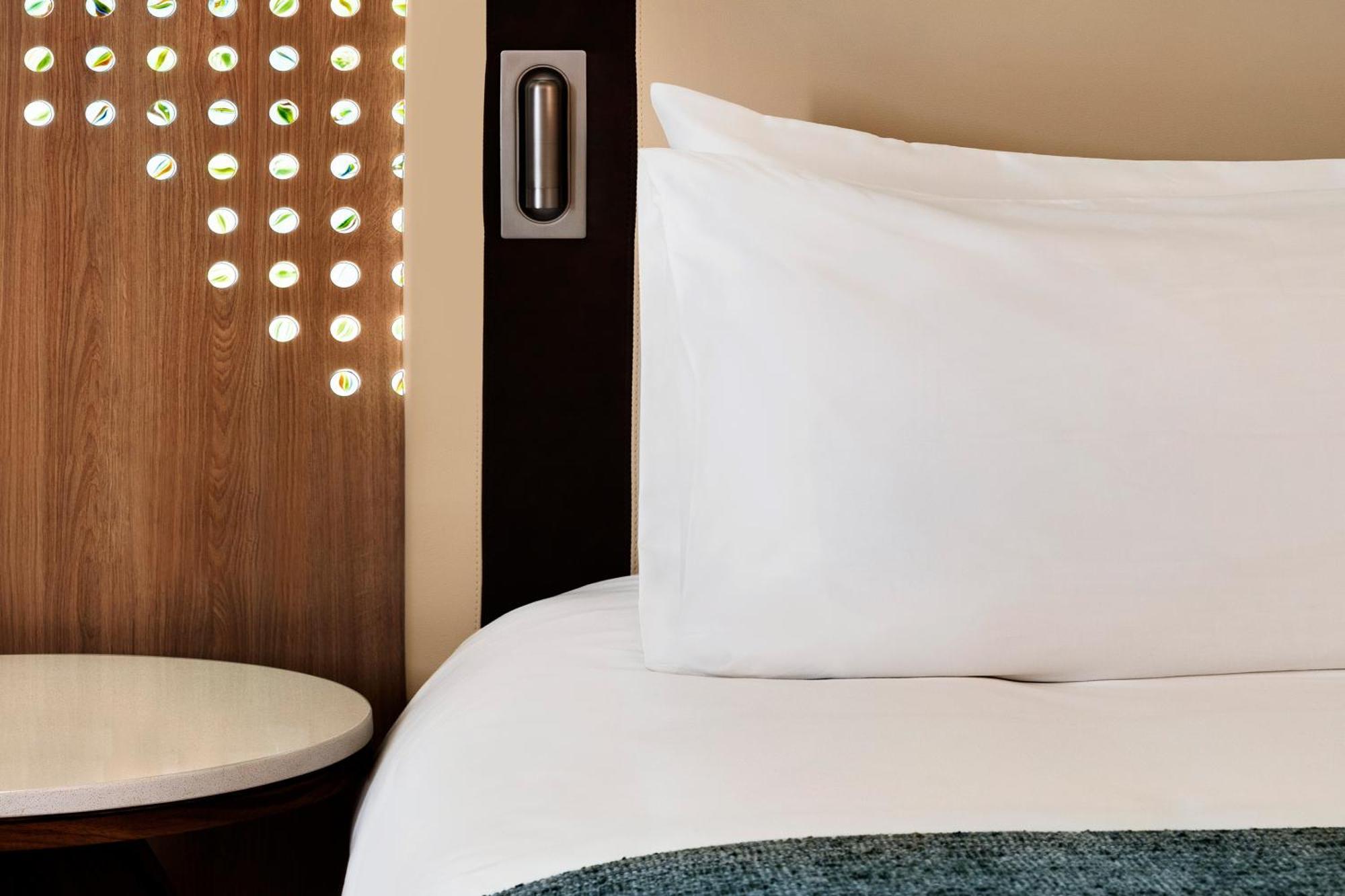 Suite Junior con cama extragrande y vistas al complejo