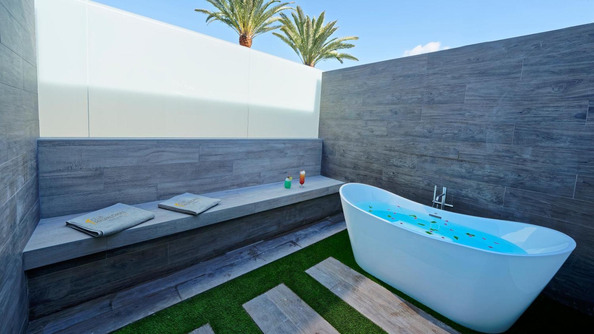 Deluxe Double Room exterior Bathtub,1226800475:JPEG