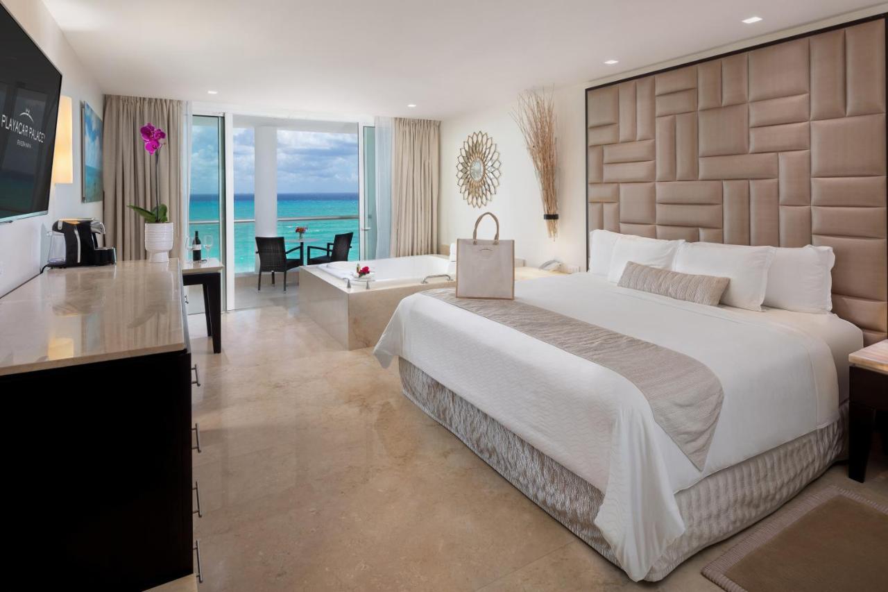 Suíte superior deluxe de lua de mel com cama king-size e vista do mar