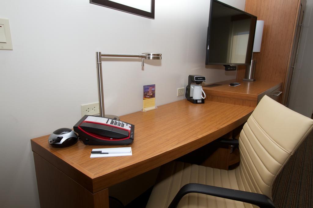 Habitación con cama extragrande y sofá cama