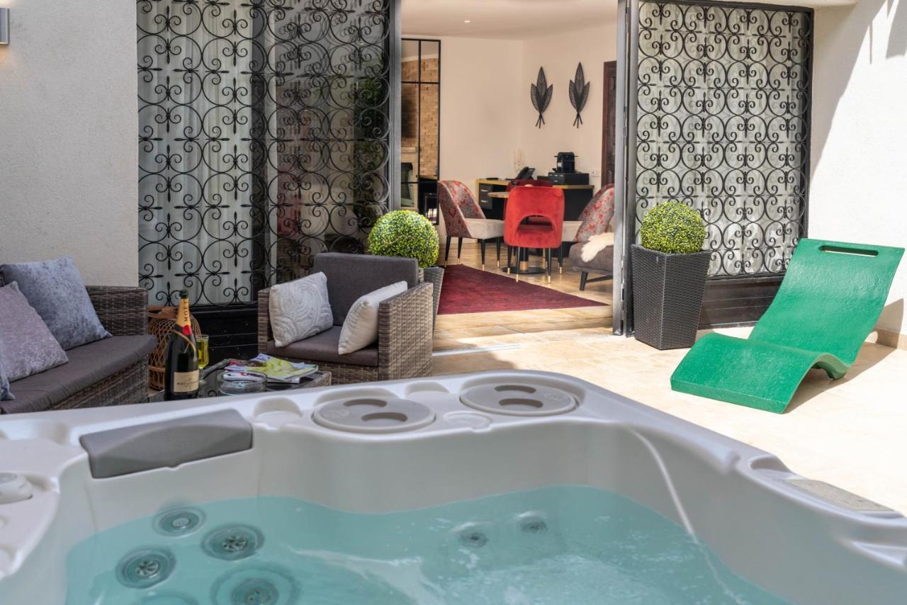 Suite Hot Tub,1589141979:JPEG