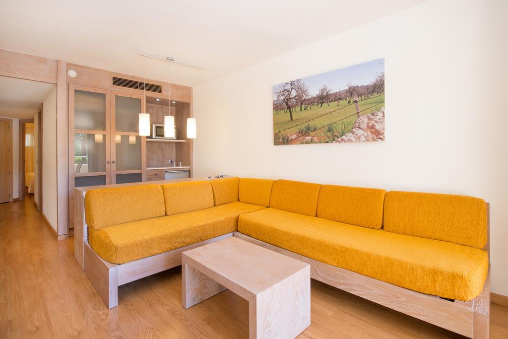 Family Room,124802925:JPEG