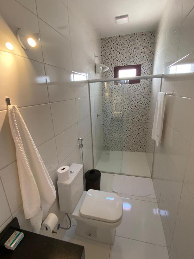 Quarto com Cama Queen-size e Vista da Piscina
