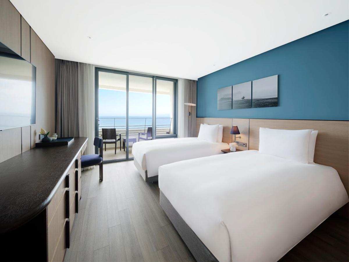 Quarto Deluxe com 2 camas de solteiro e vista para o mar