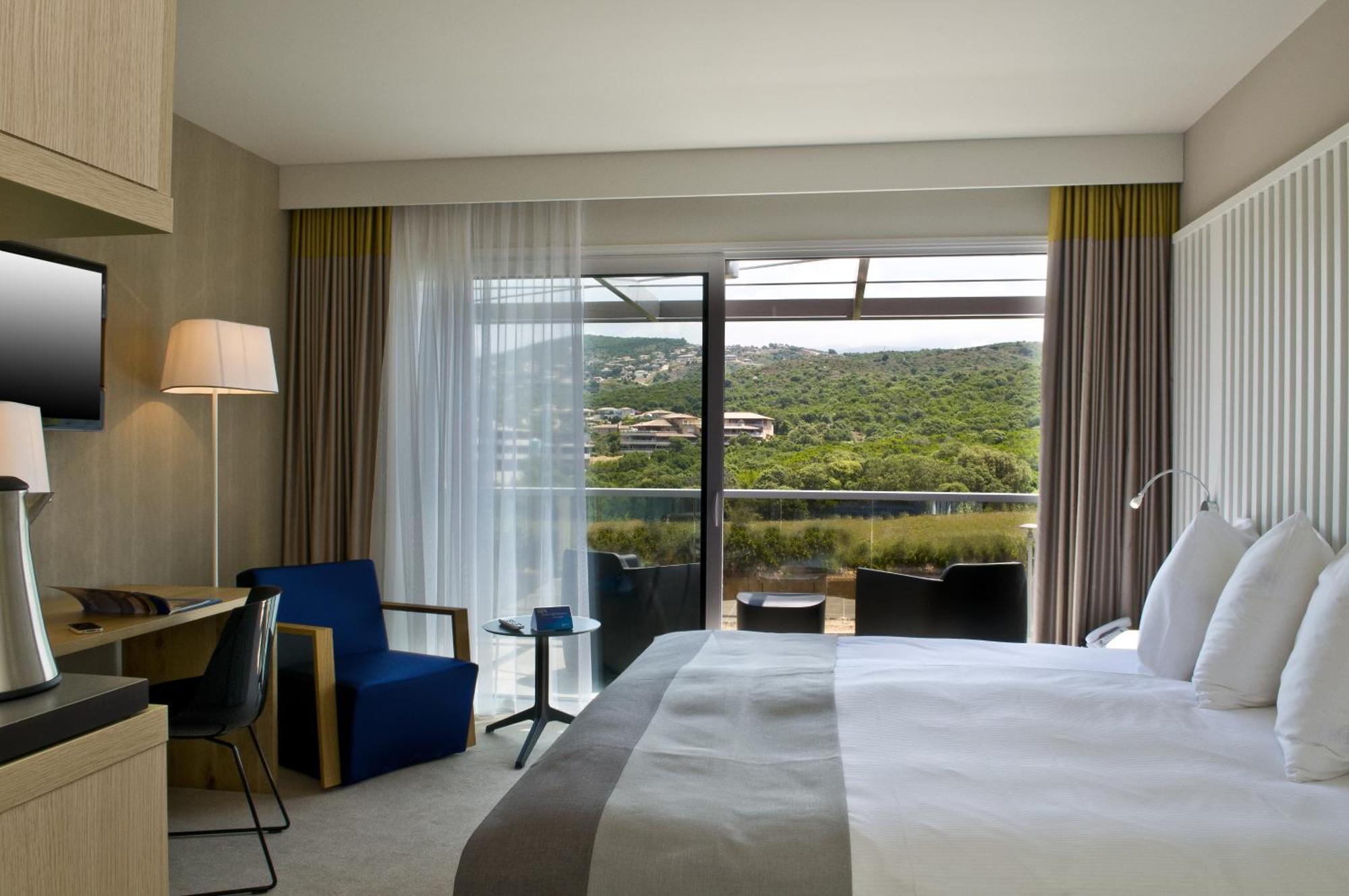 Habitación Superior con balcón y vistas a Maquis