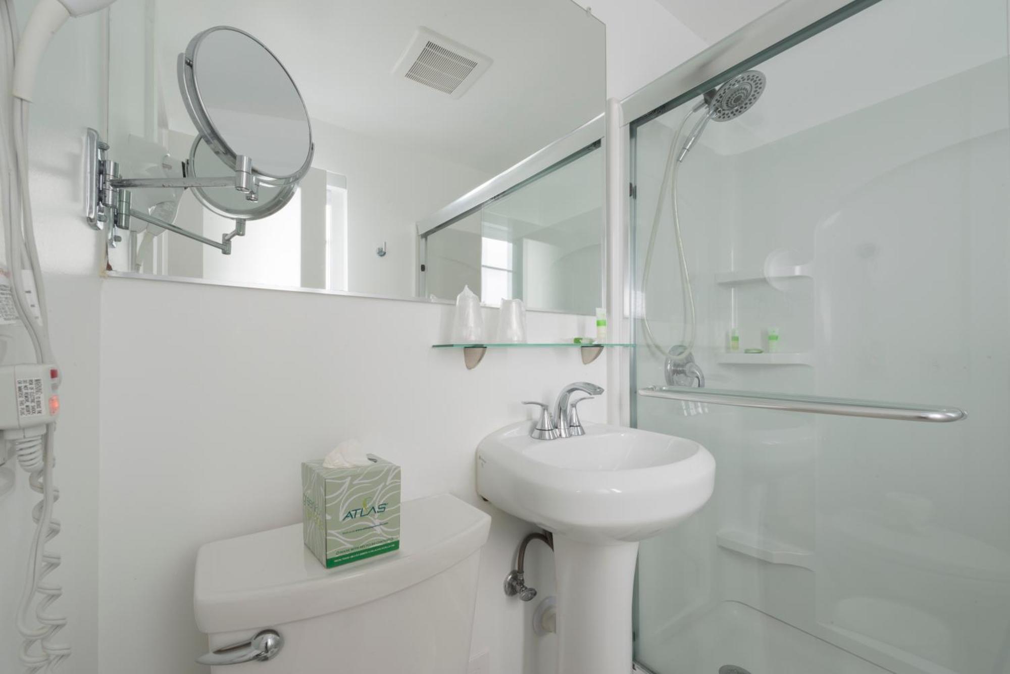 Quarto de Canto Queen com 2 Camas Queen-size e Vista do Mar
