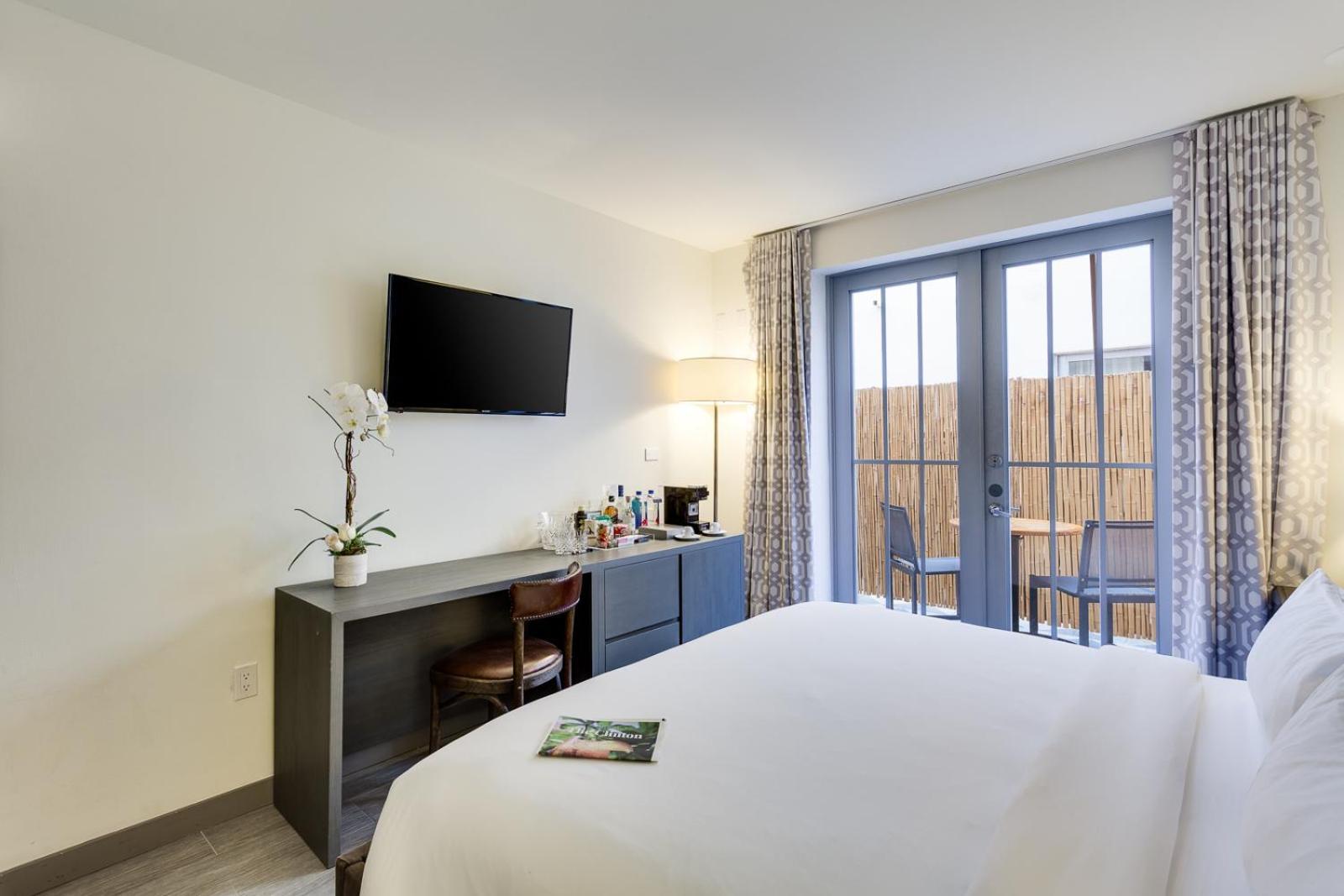 Quarto Clássico com Cama King-size e Terraço