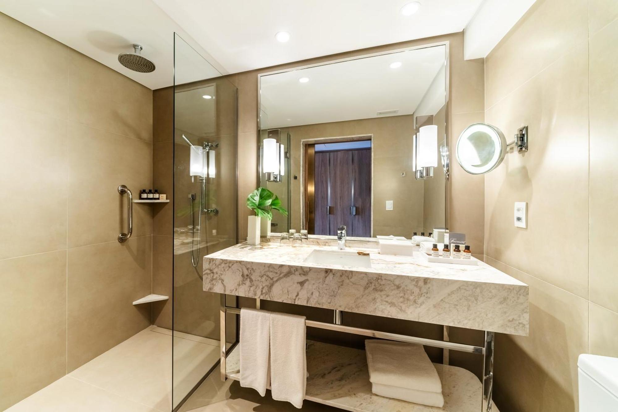 Quarto Fairmont Gold com Cama King-size e Vista da Cidade