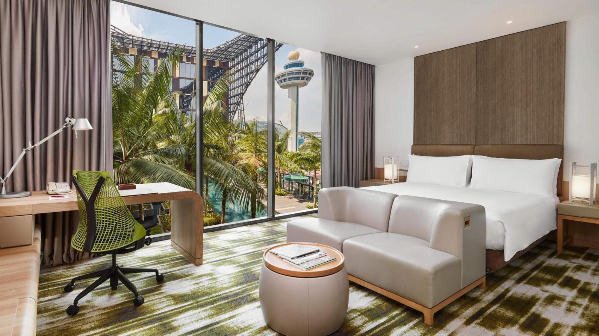 Standard Zimmer mit Kingsize-Bett und Poolblick