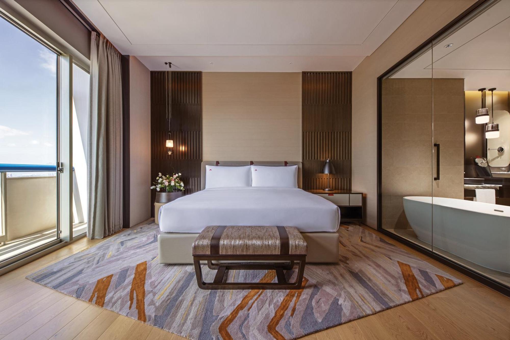 Suíte Crest com 1 Cama King-size, Acesso ao Salão no Nível 65, Piso Alto, 2 Varandas e Vista Panorâmica